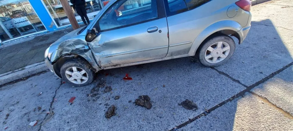 Ya se sabe qué vehículo destrozó el Ford K estacionado en la avenida Guido