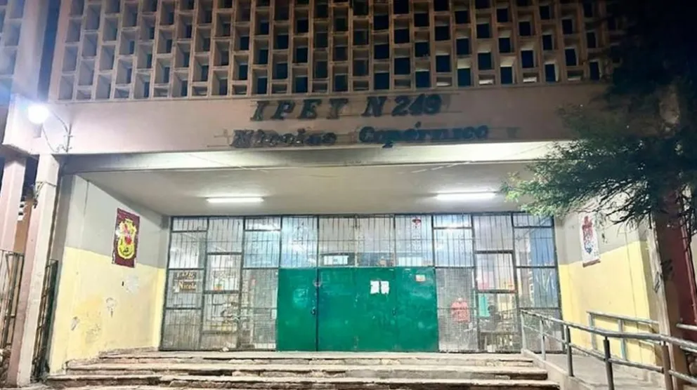 Escándalo: ingresó al colegio de su hija y se peleó a golpes con cinco alumnos