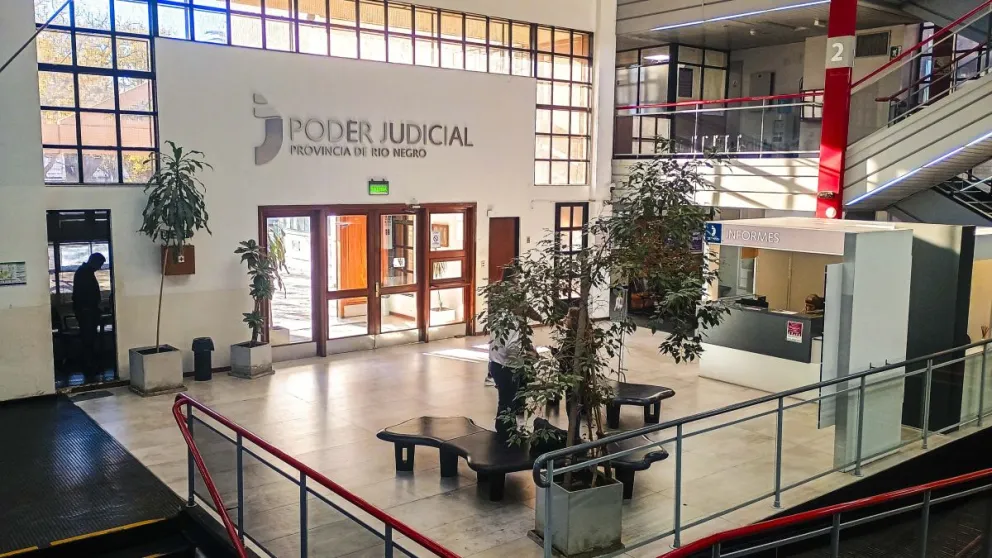 El condenado deberá presentarse ante el Área de Salud Mental del Hospital de Las Grutas. 