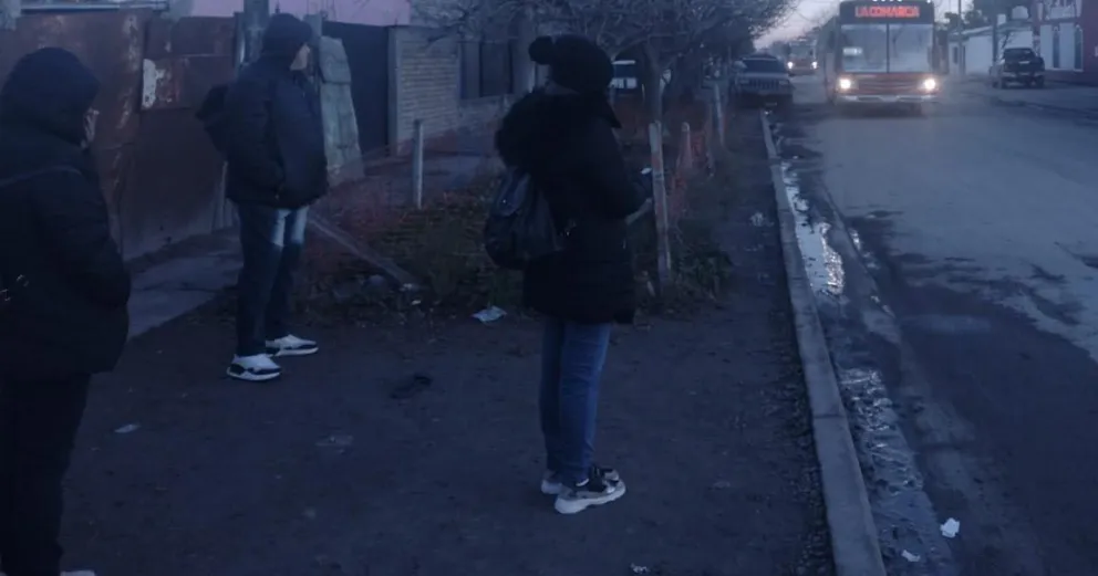 “Menores salen a jodernos la vida”: El drama de esperar el colectivo antes del amanecer