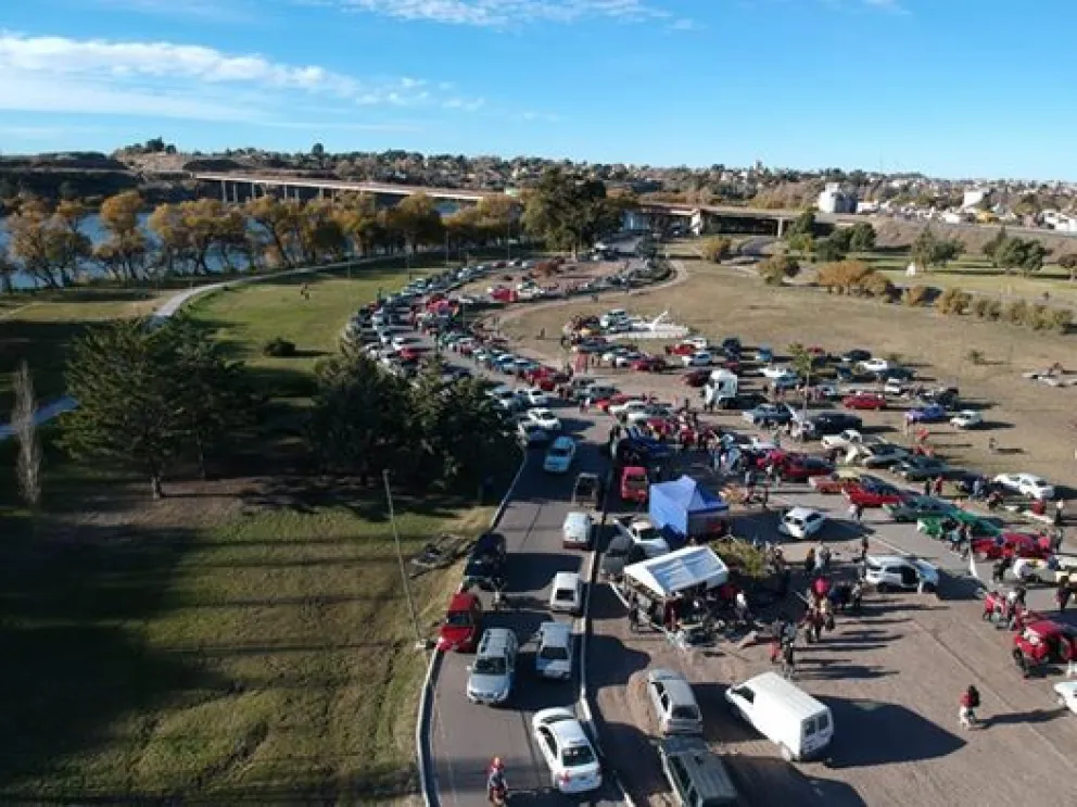 Exposición de autos clásicos en el Parque Ferreira