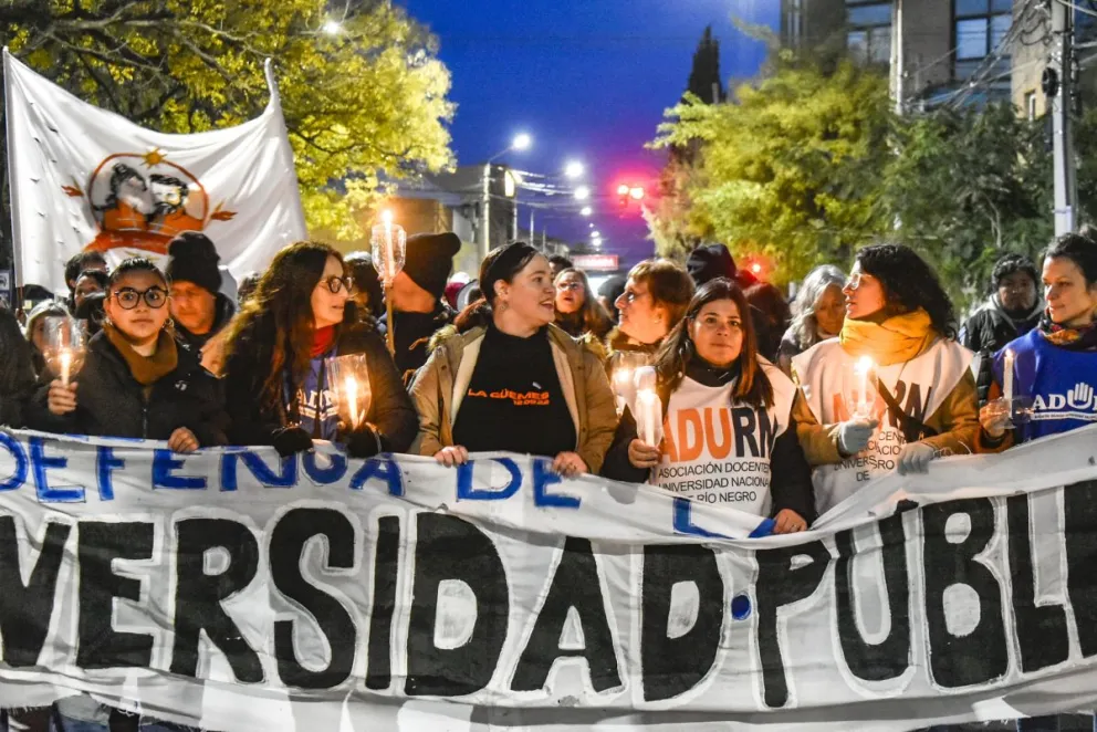 Multitudinaria marcha de antorchas en la previa al paro nacional
