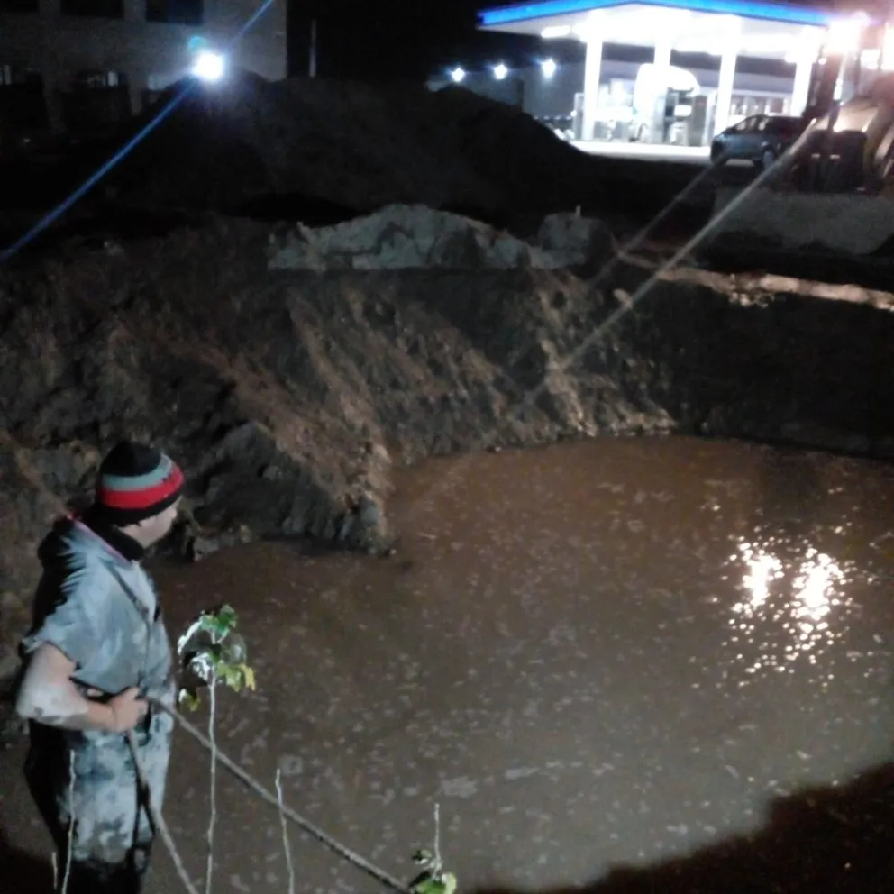  Tras reparar el caño dañado se recupera paulatinamente el servicio de agua 