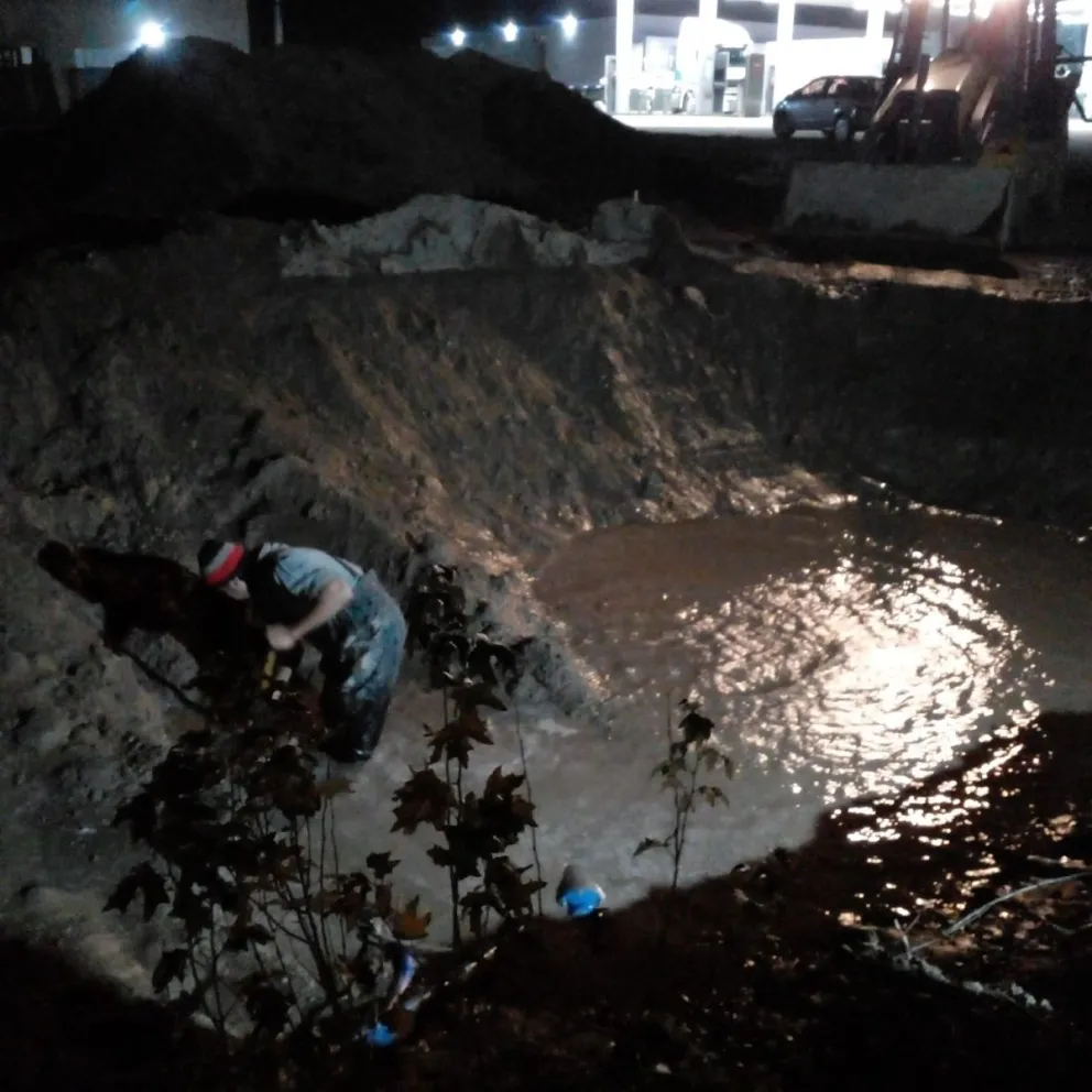 Volvió el agua tras reparar un caño que destrozó un privado