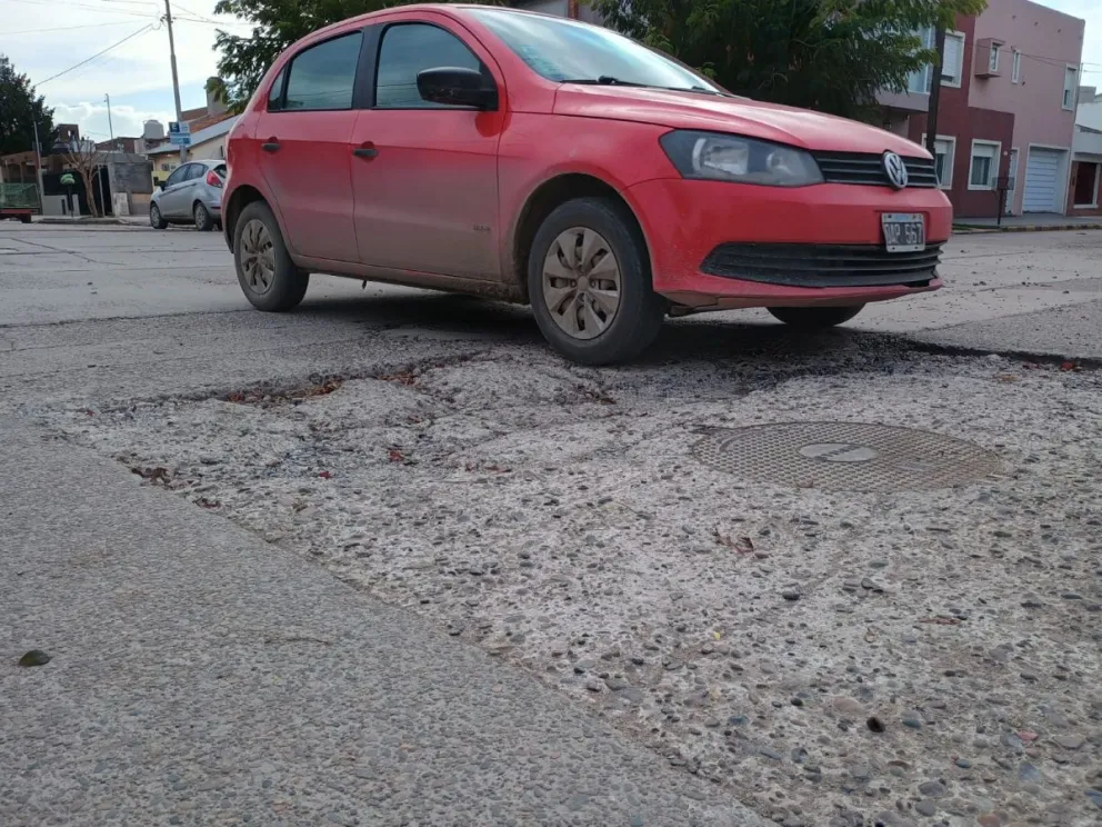 La calle Namuncurá como testigo del deterioro de las arterias de Viedma: "Soy repartidora y es lamentable”