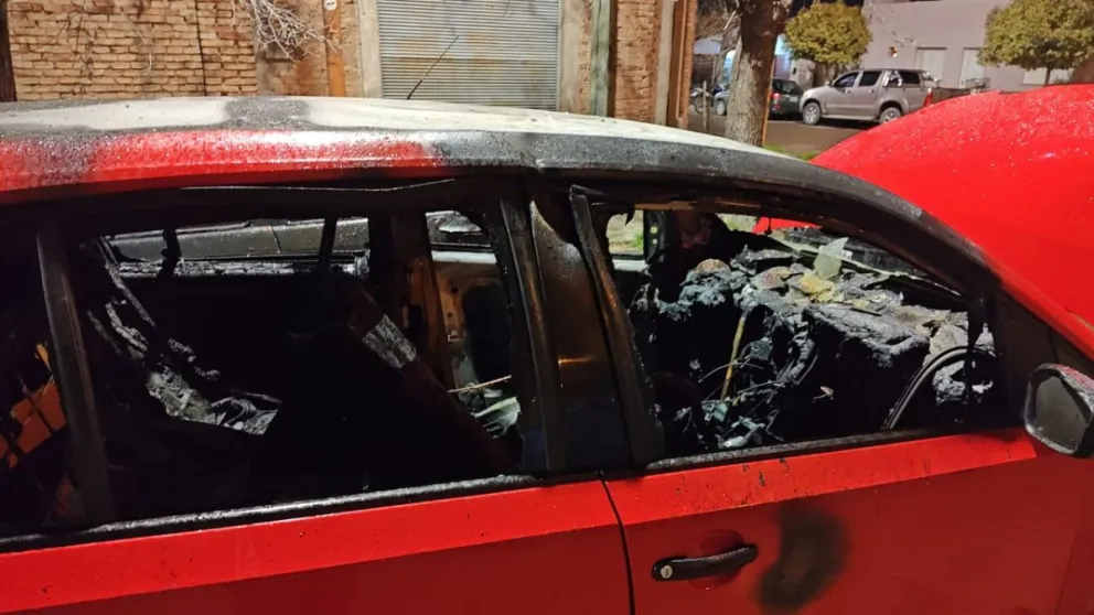 Buscan dar con los responsables del choque y el incendio de un automóvil