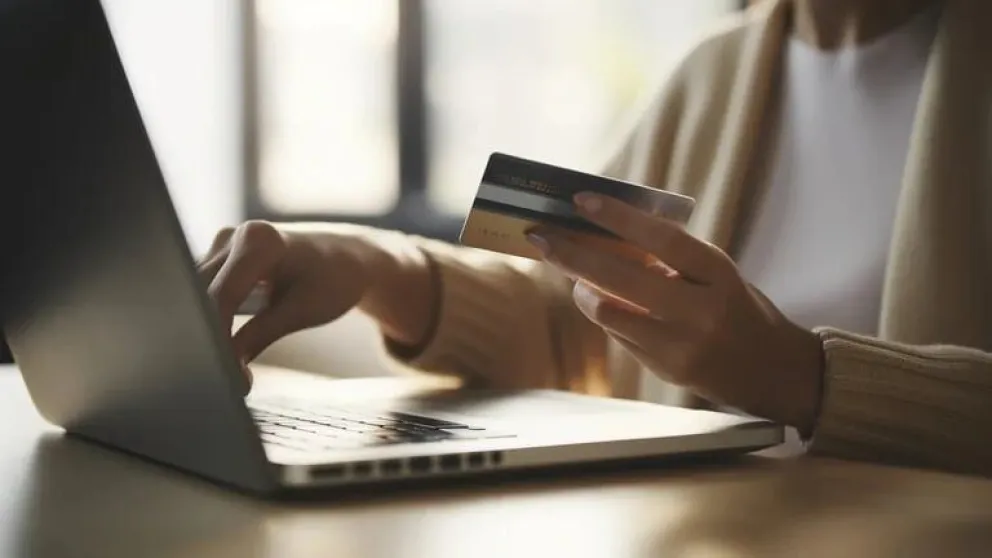 Se eliminó el tope a la tasa que los bancos pueden cobrar por refinanciar la tarjeta de crédito