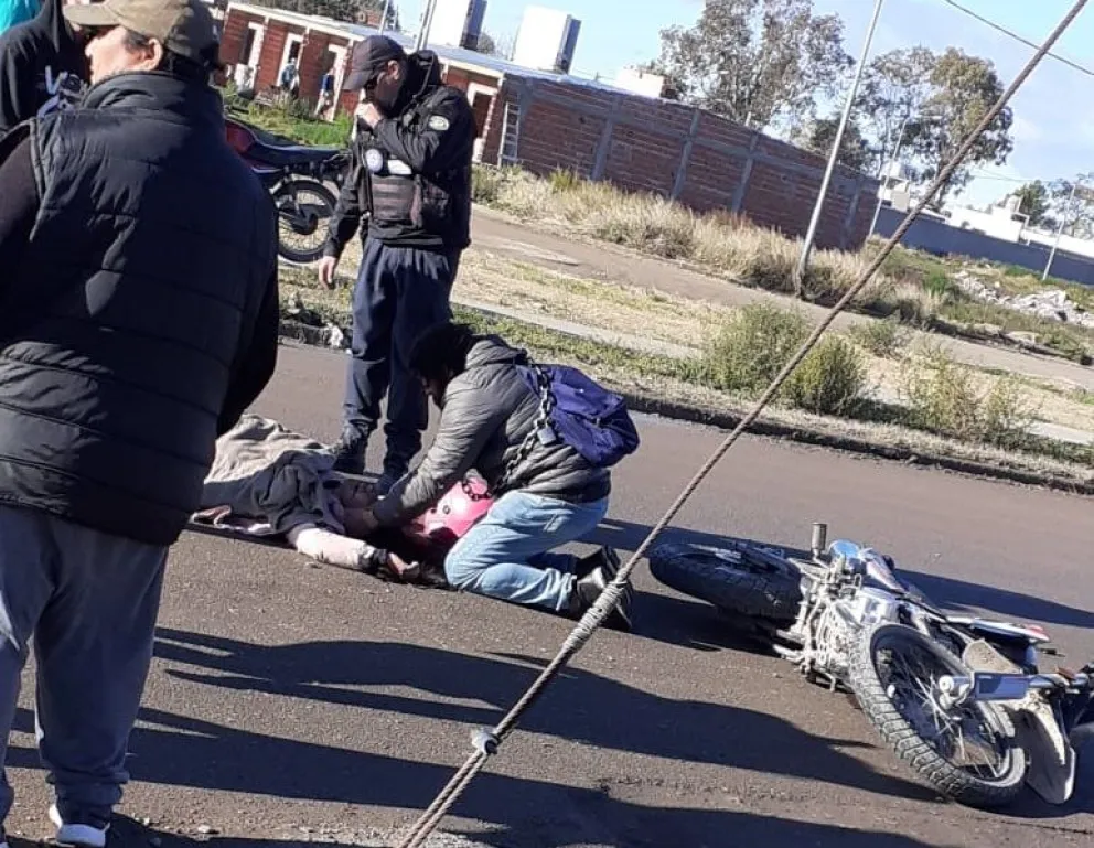 Patinó la moto en el asfalto mojado de Viedma y se accidentaron: la mujer llevaba el casco en el codo