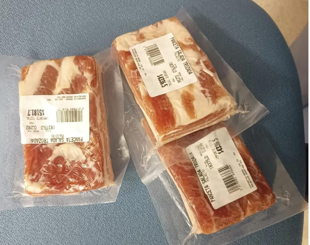 Un ladrón quiso llevarse panceta a su casa sin pagar y lo agarró la policía