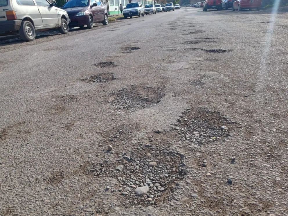 Plan de bacheo: las calles de las 1.016 Viviendas parecen un campo minado