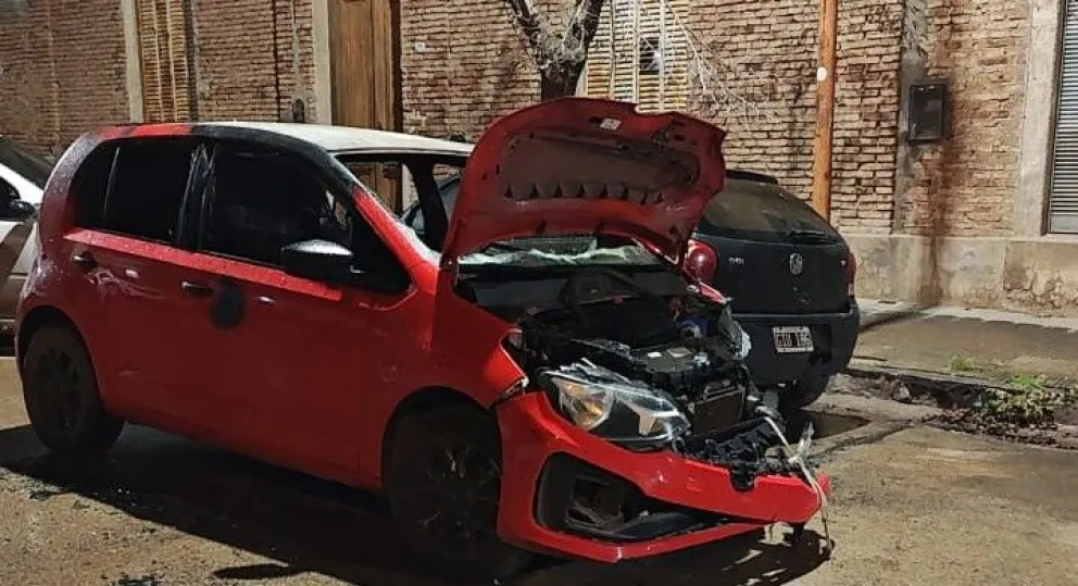 El auto incendiado había sido robado en jurisdicción de Lomas de Zamora 