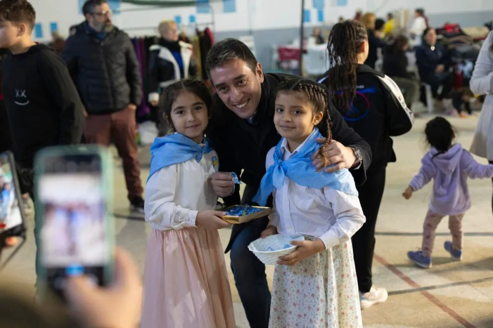 Viedma celebró el Día de la Revolución de Mayo con folclore en El Cóndor y autos clásicos en el Parque Ferreira