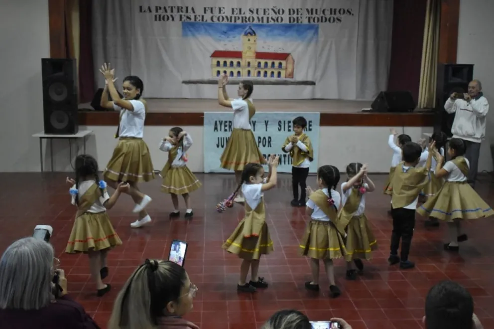 Los más chicos se llevaron todas las luces en el acto por el Día de la Revolución en Stroeder