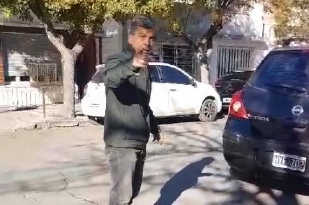 "Borra eso porque te voy a hacer mierda": una vecina captó a un hombre que chocó a un auto y fue amenazada