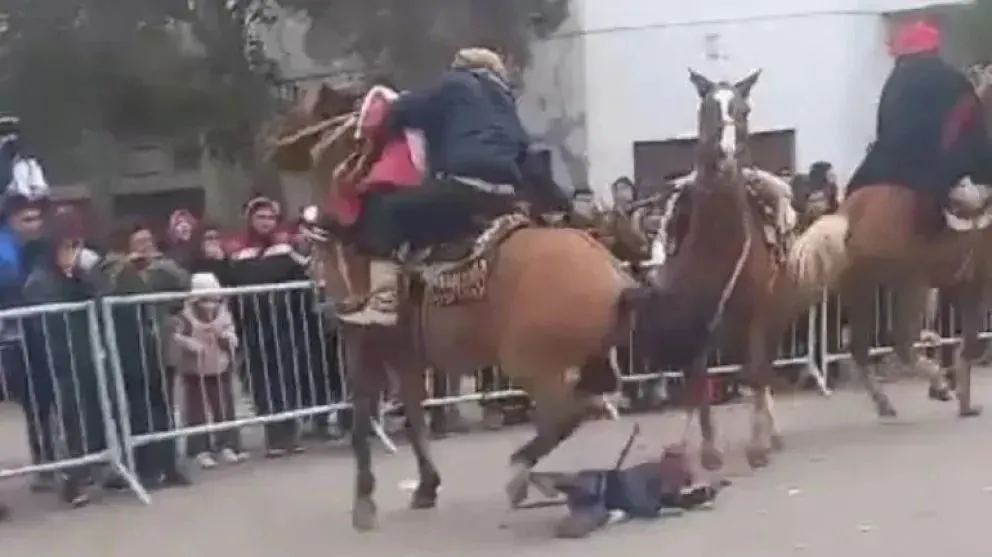 Por poco una tragedia: un niño cayó de un caballo en el desfile por el Aniversario de Allen y casi fue aplastado