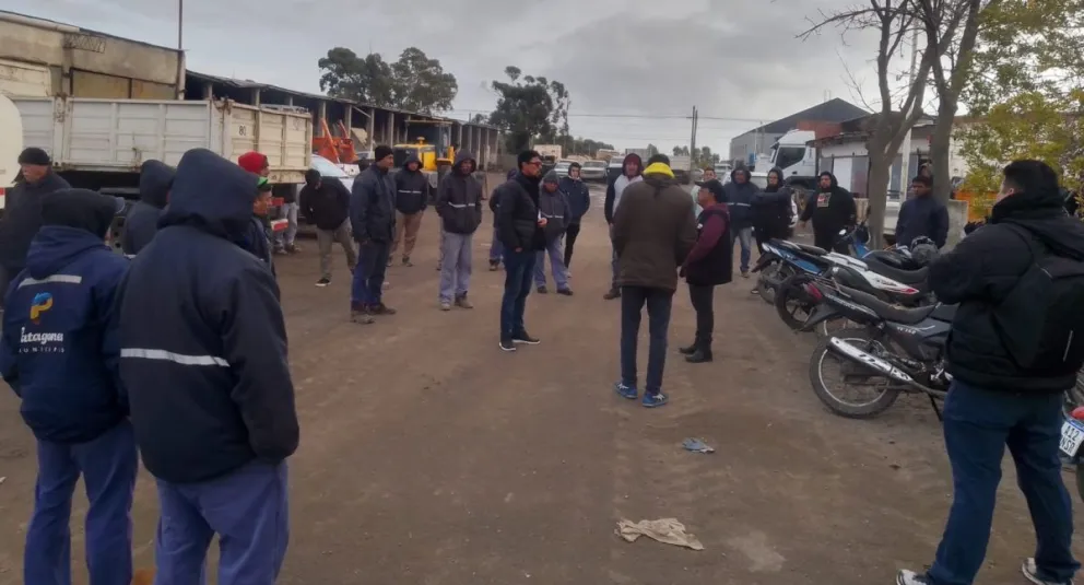 Trabajadores municipales inician paro por aumento salarial insuficiente y maltrato laboral