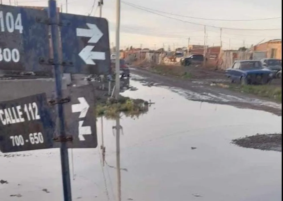 El barrio Álvarez Guerrero vive con calles inundadas y cloacas colapsadas