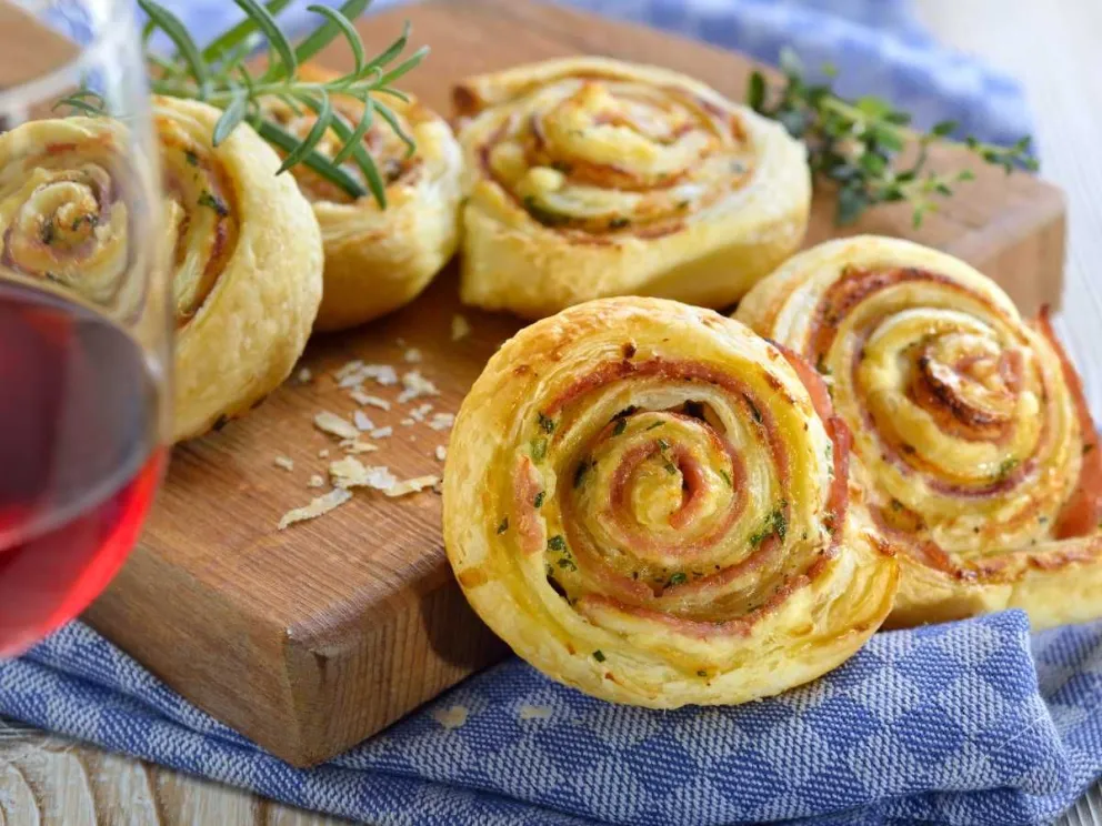 Un almuerzo sencillo: rollos de cebolla, puerro y queso 