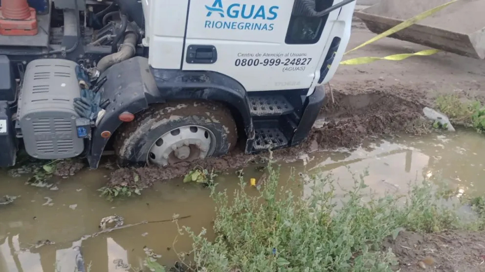 El camión de Aguas Rionegrinas quedó atrapado en el barro y tuvo que ser rescatado