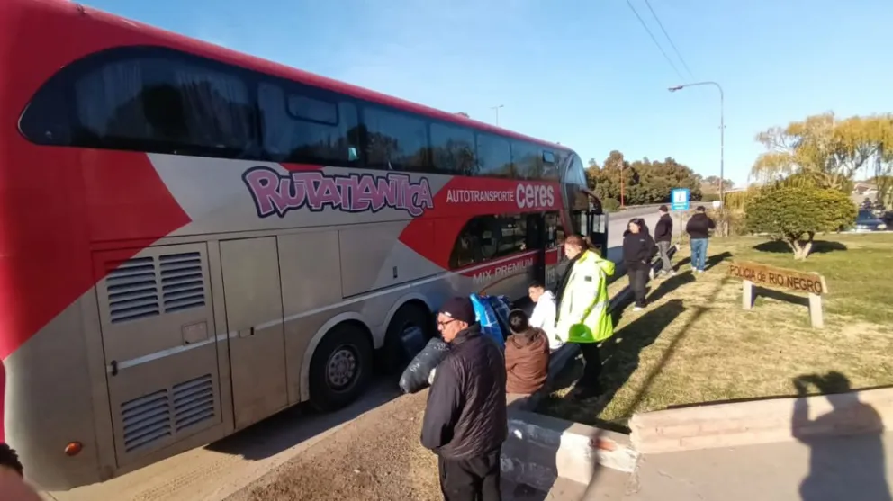 Nación paró un colectivo en Viedma con sobrecarga de equipaje