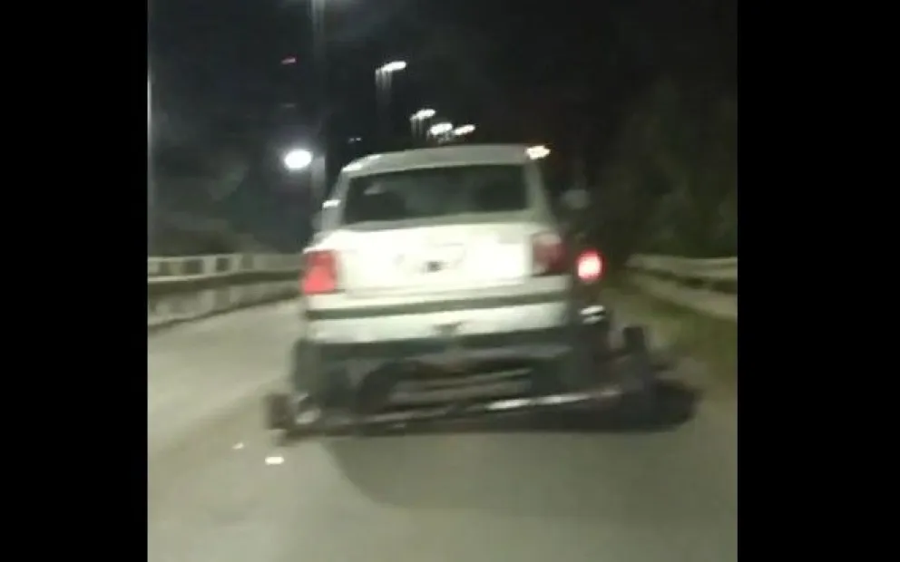 Insólito: Una camioneta arrastra un acoplado sin una rueda causando chispas en su paso