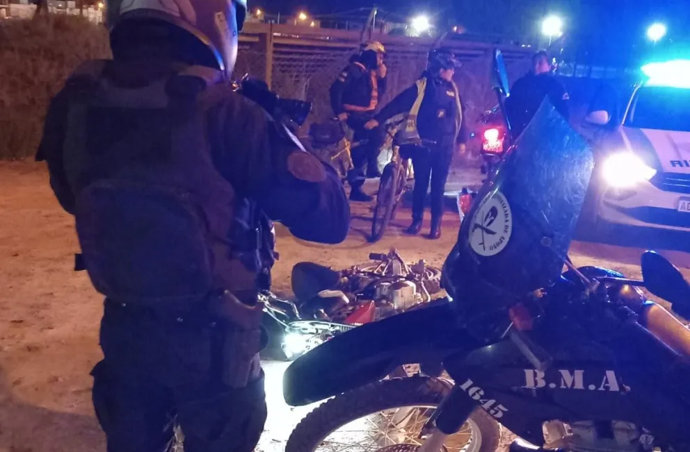 No tenía los papeles de la moto, le quiso repartir piñas a dos policías y fue detenido 