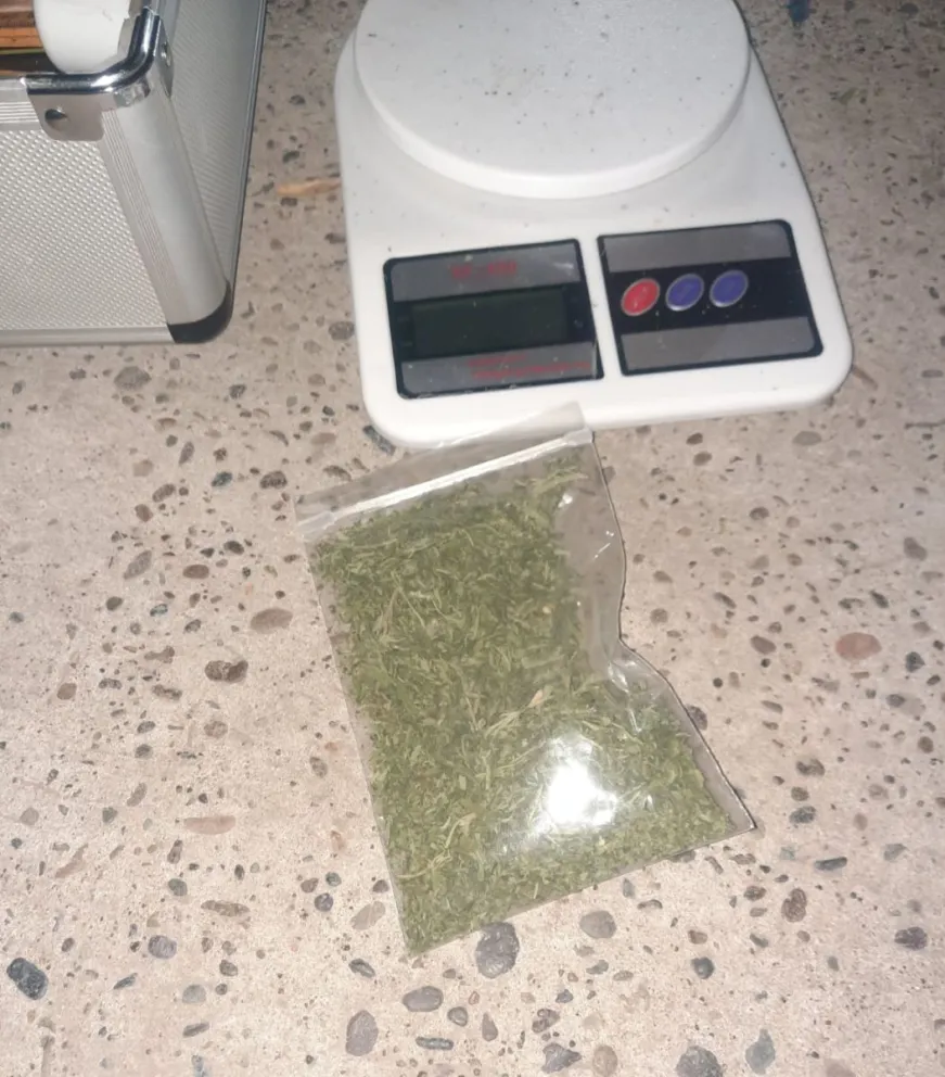 Los vieron en actitud sospechosa, y fueron requisados: tenían una bolsa con cannabis 