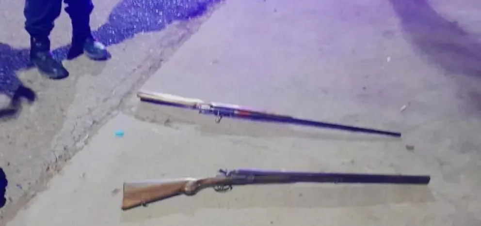 Insólito y peligroso: se paseaba en pleno centro armado con dos escopetas cargadas