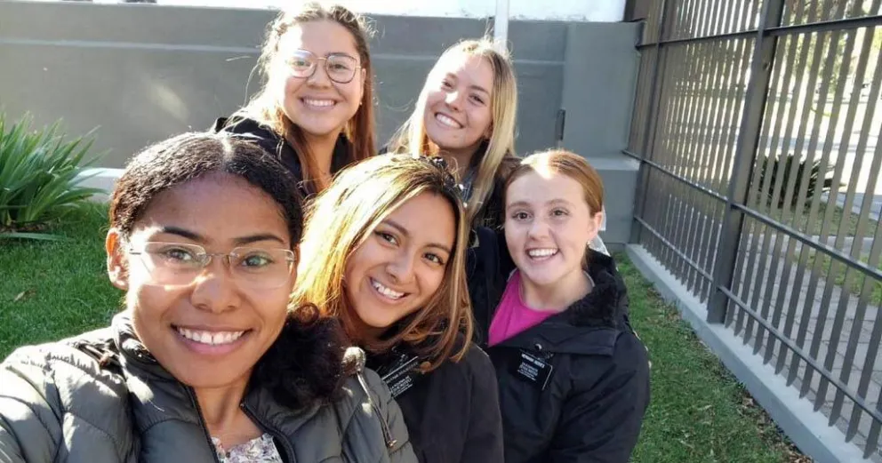 Clases gratis de inglés: la forma de ayudar de cuatro jóvenes hermanas