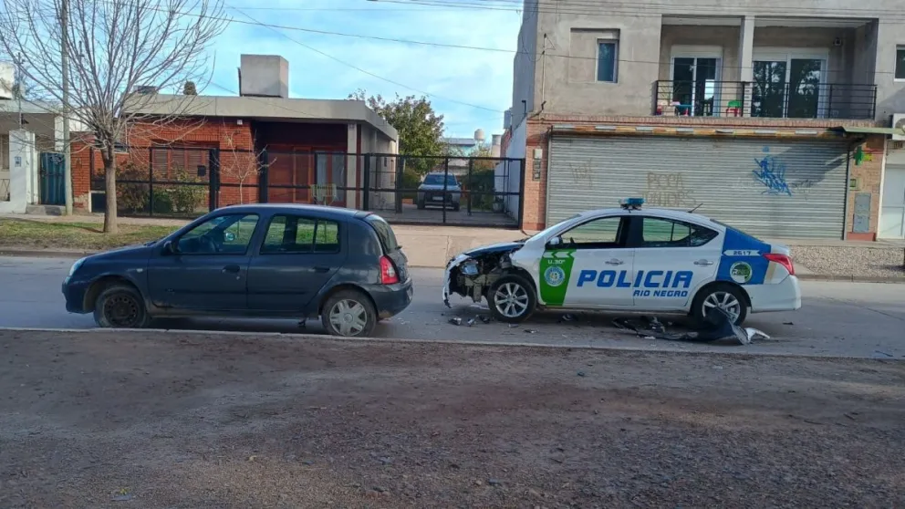 Un patrullero salió del taller y los choferes protagonizaron un choque