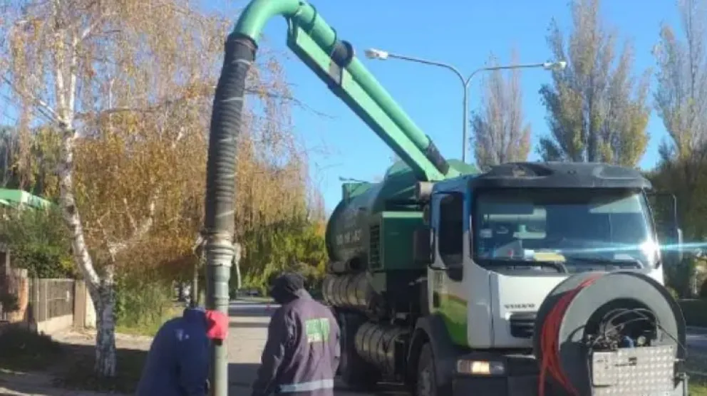 Importante operativo de desobstrucción cloacal en Viedma