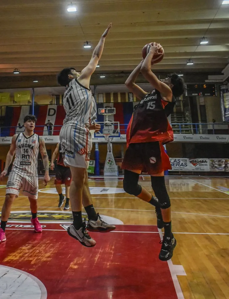 Contundente victoria de Deportivo Viedma ante San Martín para quedar como líder tras la primera rueda