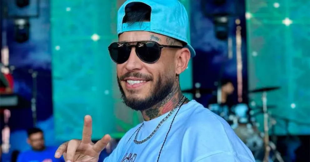 Ulises Bueno sorprende con un mini show en Ezeiza