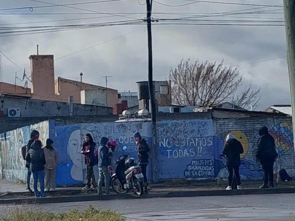Mujeres restauran el mural en memoria de Silvia Vásquez Colque 