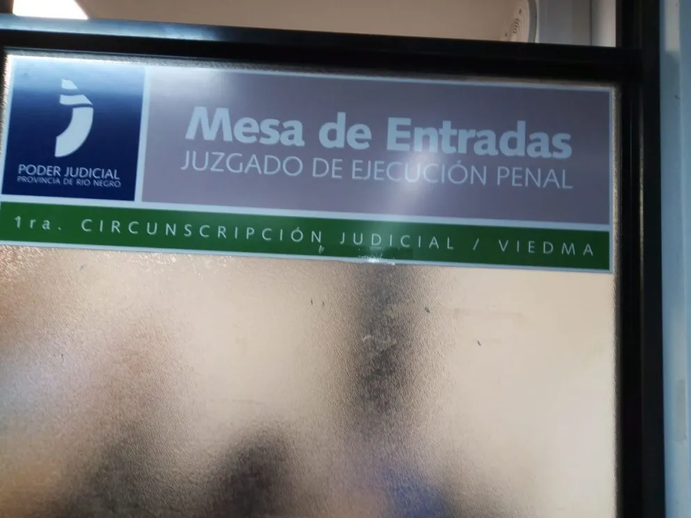 Bajo estrictas pautas dejan salir a un condenado para que trabaje de albañil