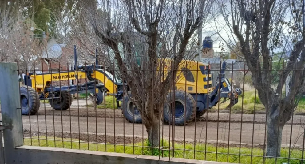 Insólito: tras la queja de vecinos las máquinas municipales aparecieron en Santa Clara 