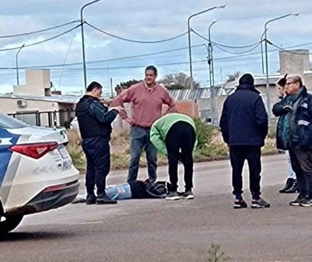 Nuevo accidente en la avenida Giachino, y otra vez con una joven en moto sin el casco puesto