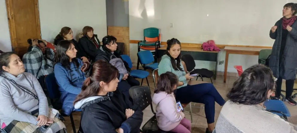 Feriantes del barrio Zatti se capacitaron en manipulación de alimentos 