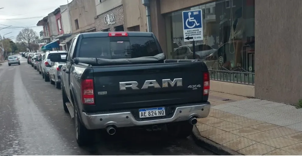 Un vecino escrachó al dueño de una camioneta 4x4 sobre una rampa de personas con discapacidad