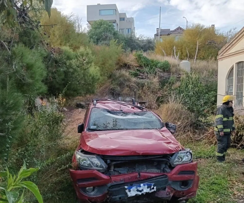 Olvidó colocar el freno mano en la barranca y destrozó la camioneta 