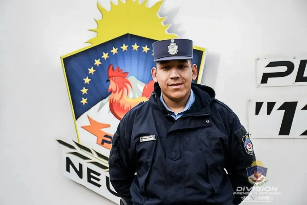 Un efectivo policial le salvó la vida a un bebé que llegó ahogado a la comisaría