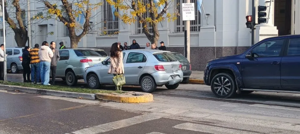  Un choque en cadena en pleno centro de Viedma generó demoras