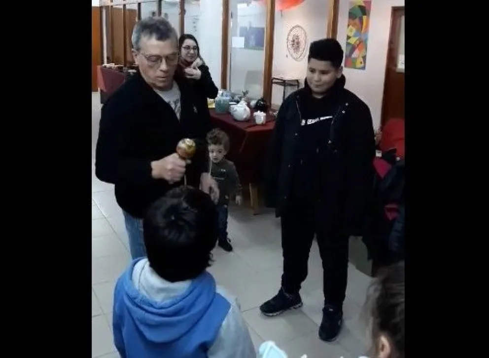 Maestro del filete porteño sorprendió con sus clases de balero 