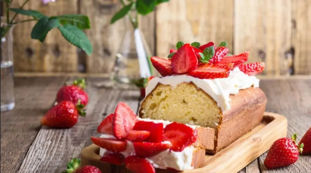 Hacé un budín de yogur, frutillas y coco en 5 pasos