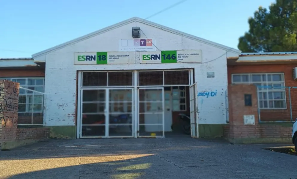 Viedma: un estudiante fue a la escuela con un destornillador, agredió a un docente y el resto de sus compañeros se niegan a volver a clases