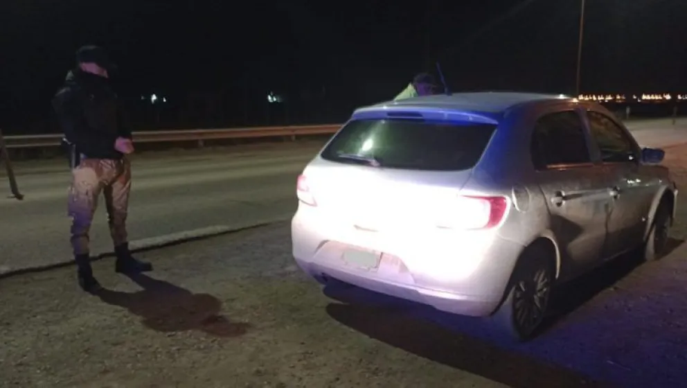 Intentaron deshacerse de la cocaína que llevaban, pero fueron descubiertos por la Brigada Rural