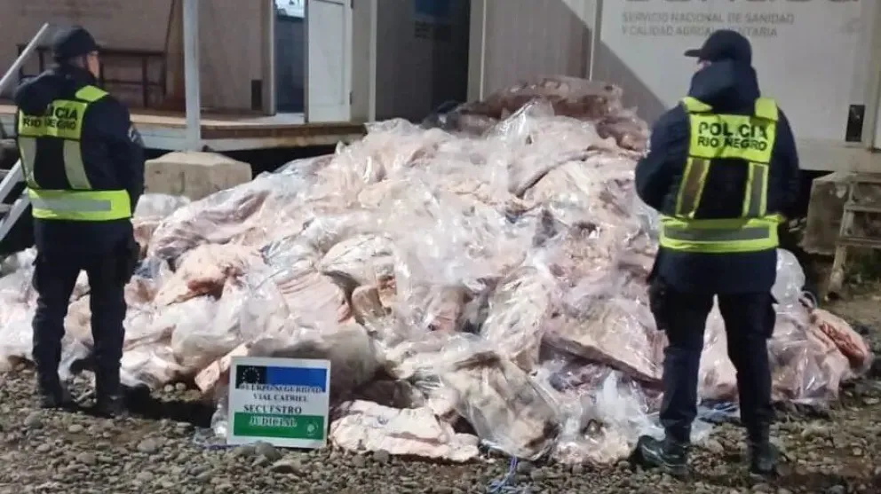 Decomisaron miles de kilos de carne en transporte no autorizado con destino a Cipolletti