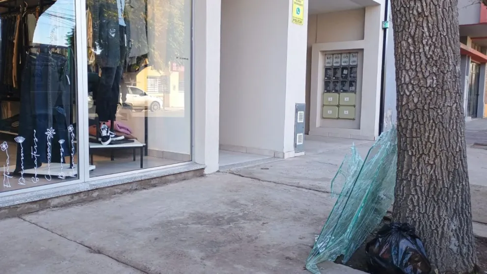 Millonario robo en un comercio de Viedma: se llevaron camperas y efectivo