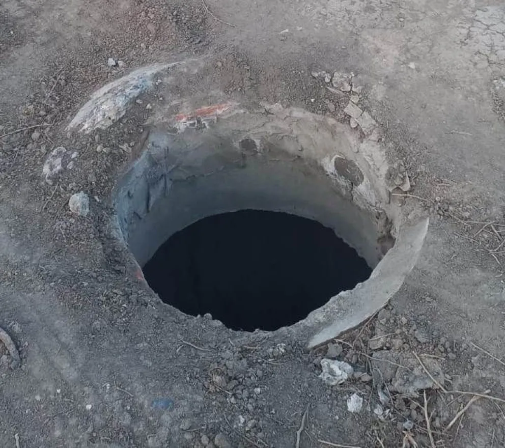 Preocupación en Las Carmelitas por un pozo ciego sin tapar: “Puede ocurrir una tragedia” 
