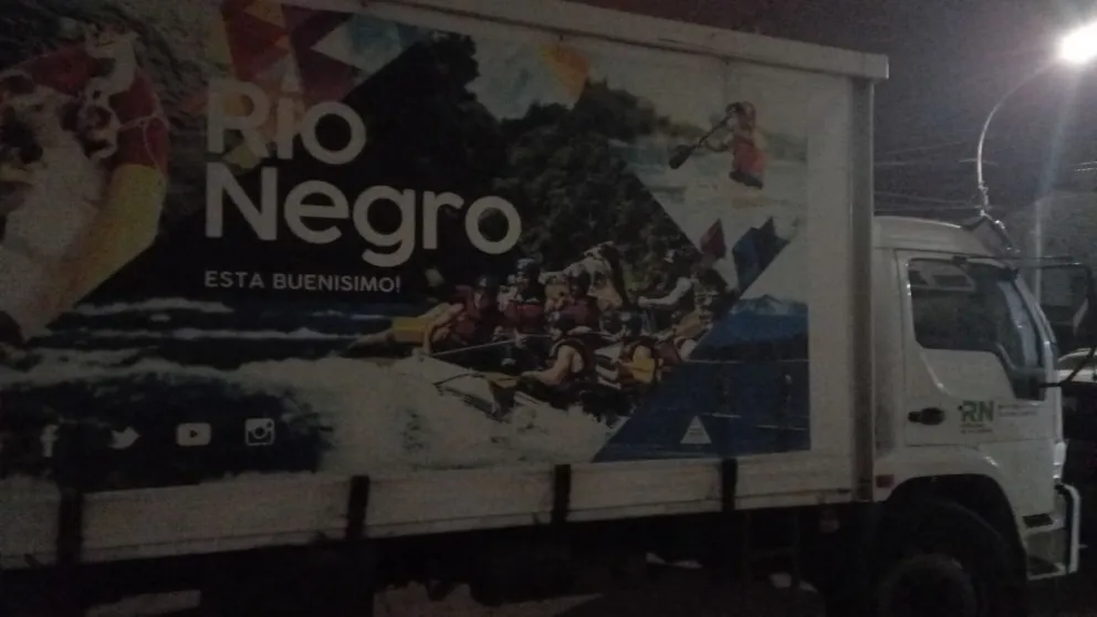 Un camión está abandonado hace varios días en una esquina céntrica